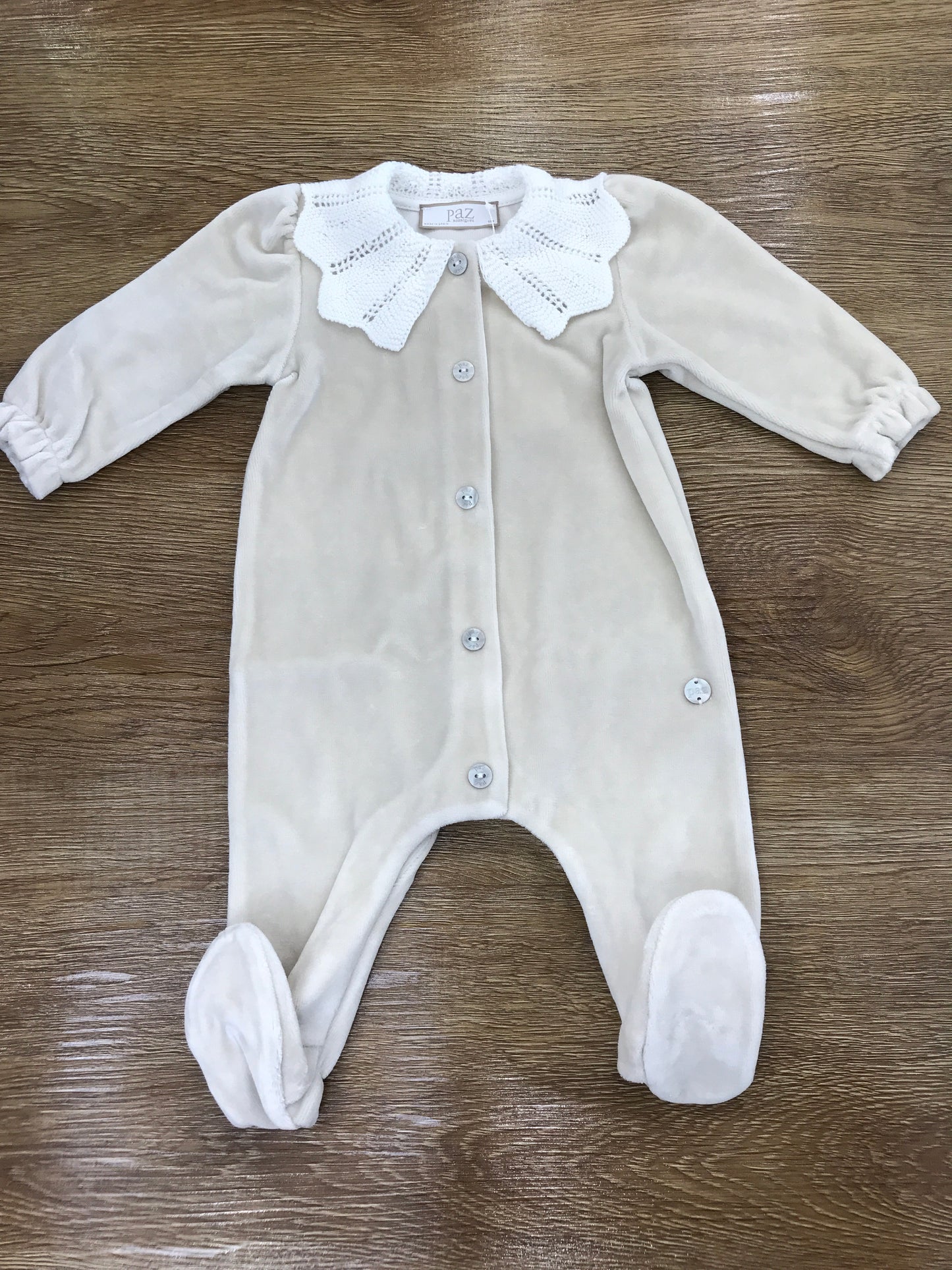 Tutina Paz Rodriguez in ciniglia intera beige con colletto in filo panna lavorato traforato