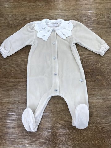 Tutina Paz Rodriguez in ciniglia intera beige con colletto in filo panna lavorato traforato