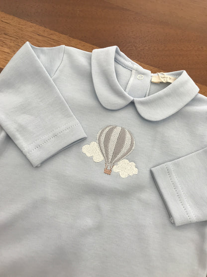 Tutina Baby Gi in cotone color carta da zucchero manica lunga con piedini collo tondo con mongolfiera e nuvolette ricamate sul davanti