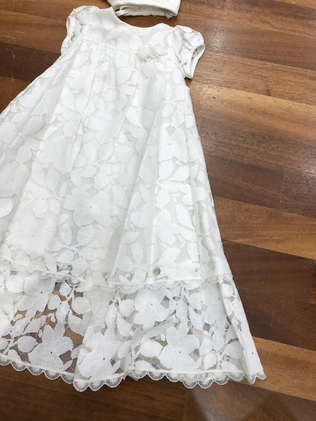 Abito Paz Rodriguez panna con tulle con foglie e fiori ricamati tono su tono mezza manica con cuffietta coordinata