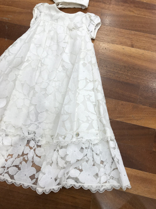 Abito Paz Rodriguez panna con tulle con foglie e fiori ricamati tono su tono mezza manica con cuffietta coordinata