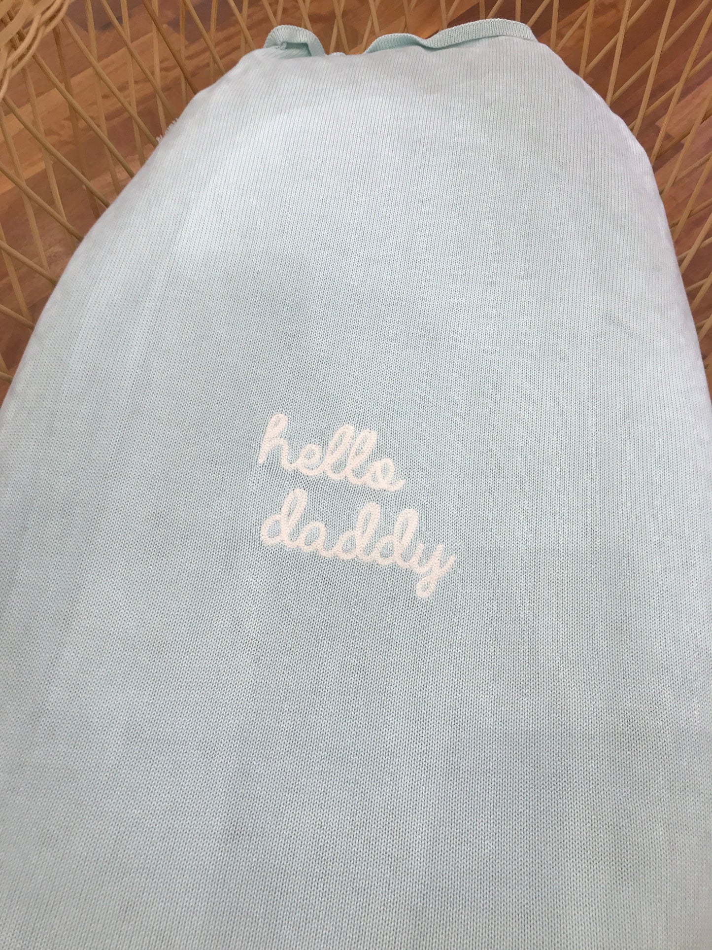 Coperta Nanan in filo di cotone verde acqua con ricamo centrale "hello daddy"