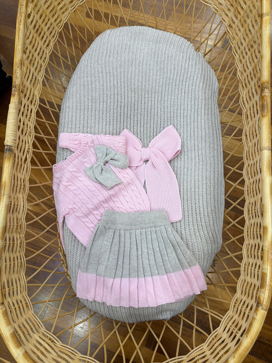 Coordinato nascita Bebè di Almy in lana rosa e tortora coperta con completino due pezzi maglioncino e gonna