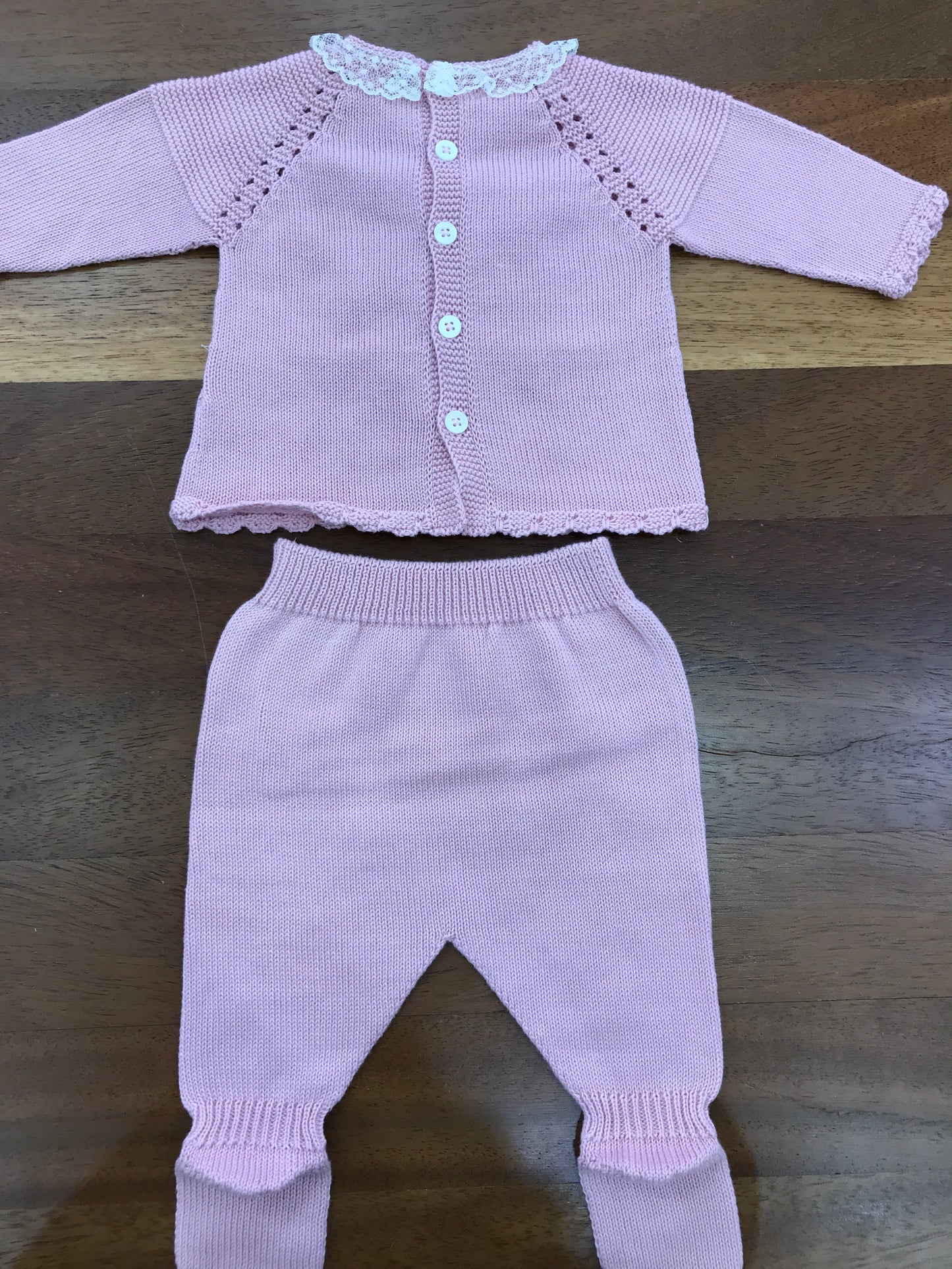 Completo PCS in filo rosa due pezzi con lavorazione sul davanti e al colletto applicato valancienne