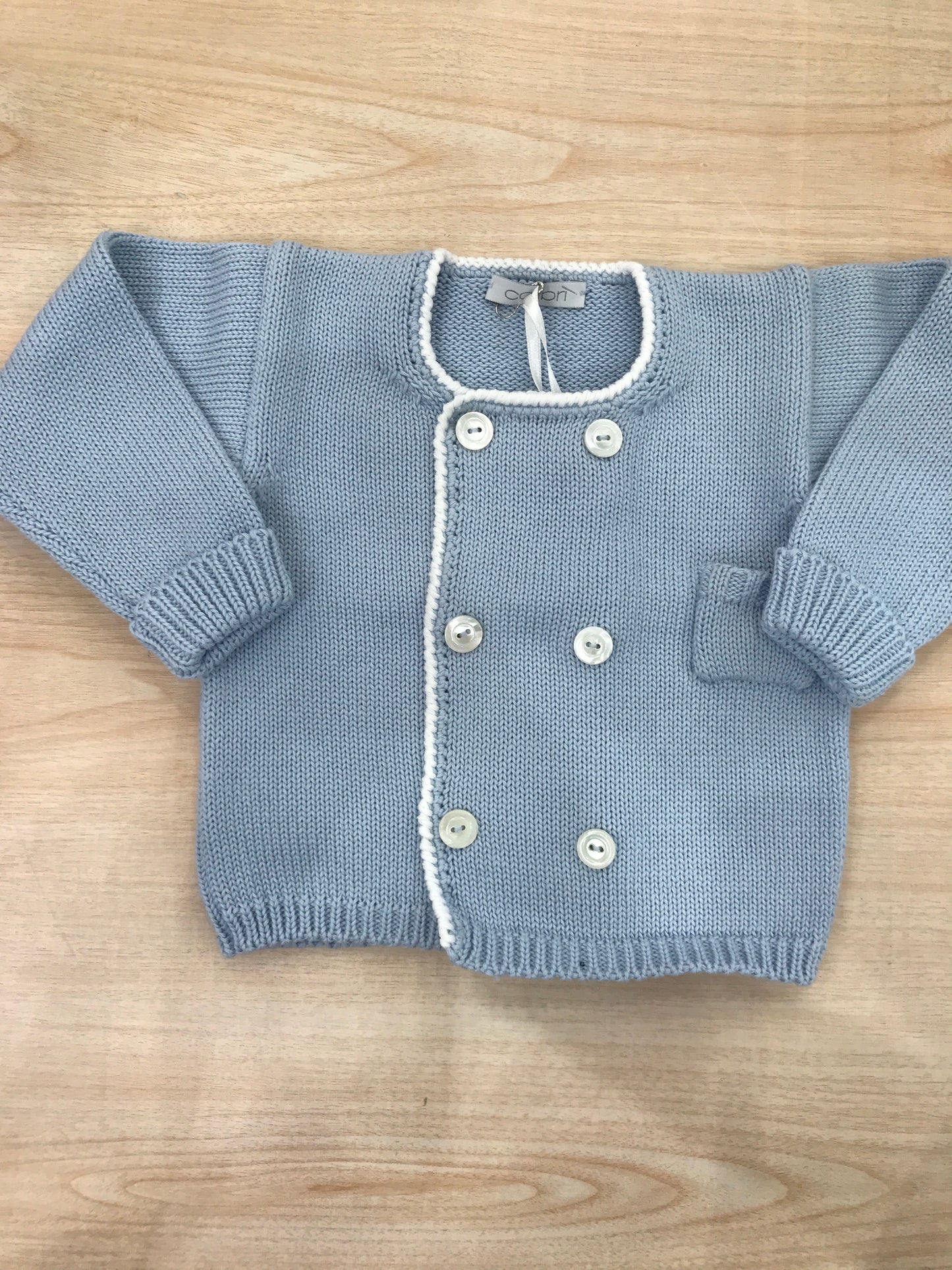 Cardigan Colibrì doppio petto celeste con profilo bianco con taschino laterale con bottoncini