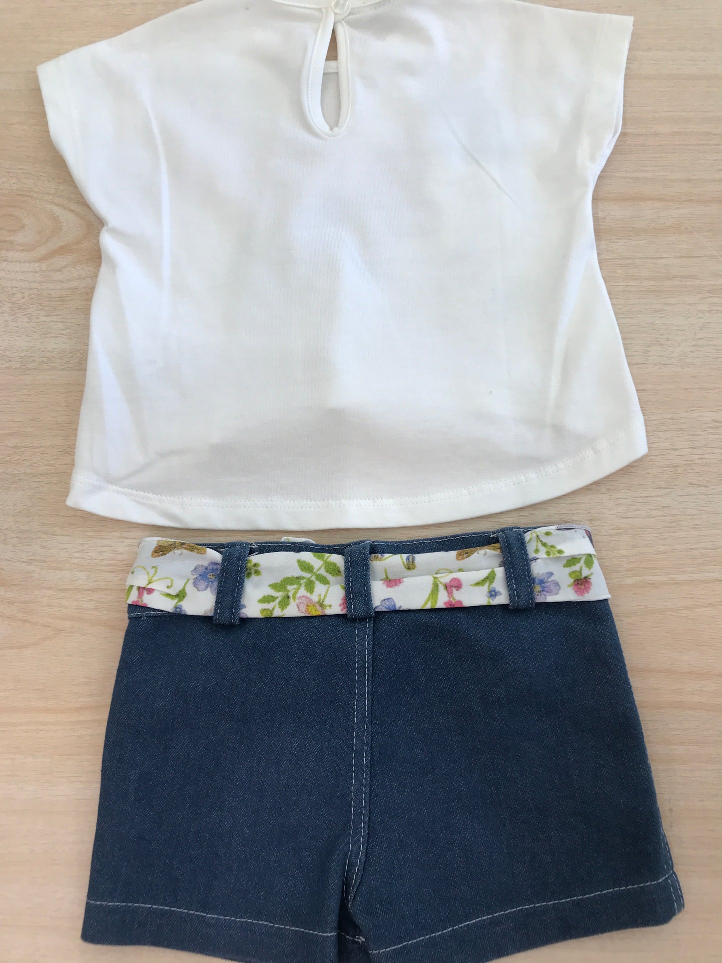 Completo Jo Milano in cotone t-shirt mezza manica con farfalle con pantalone corto con fascia con fiori