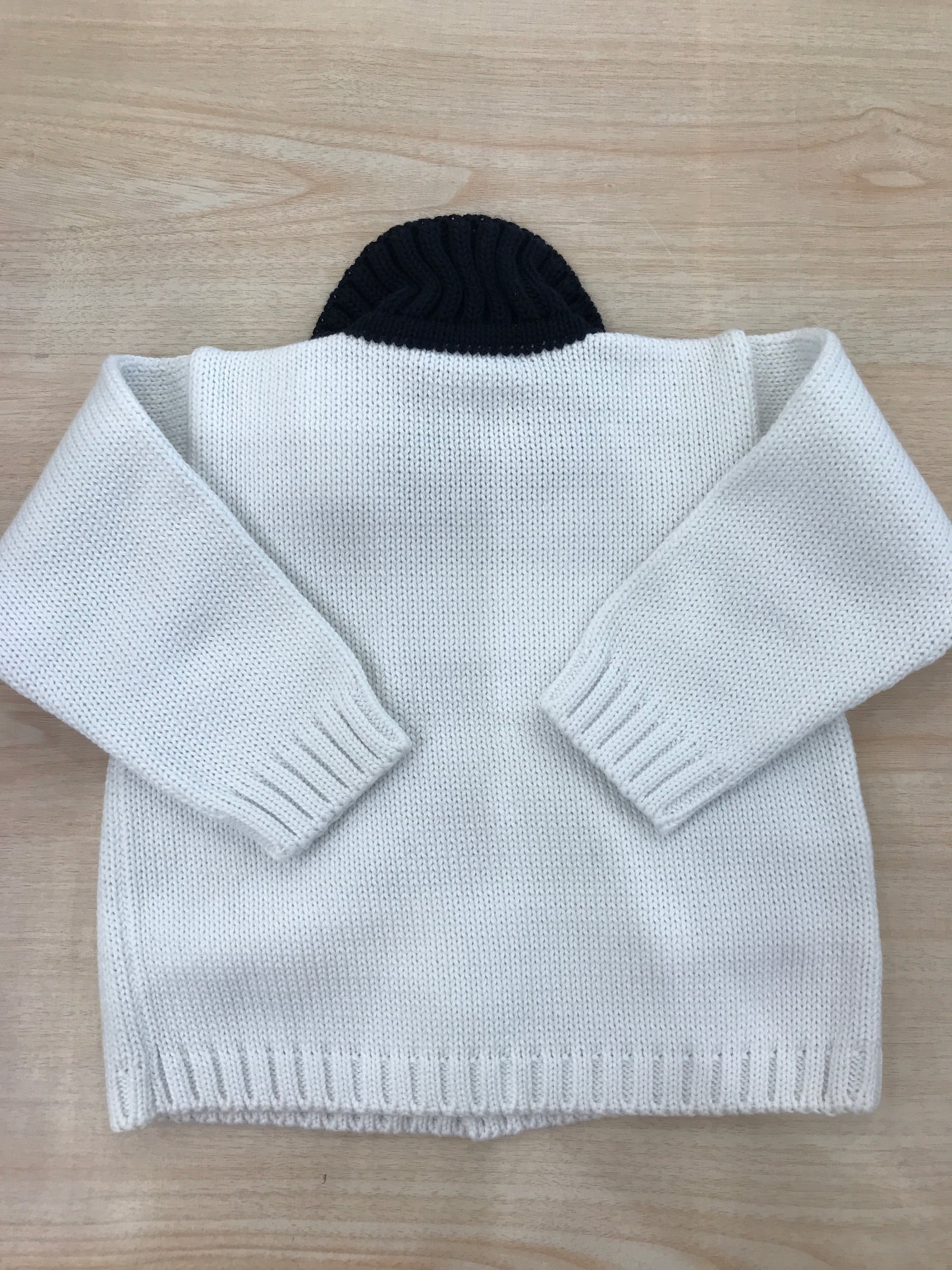 Cardigan Colibrì in filo bianco con colletto blu scuro e tasche rifinite sul blu