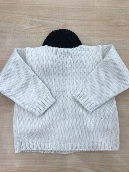 Cardigan Colibrì in filo bianco con colletto blu scuro e tasche rifinite sul blu