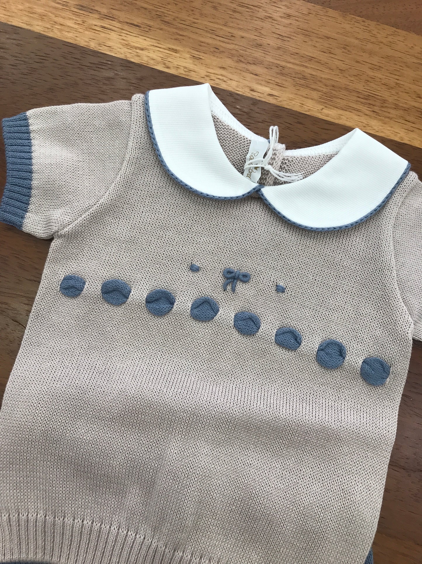 Completo Baby Lord in filo due pezzi tortora e avio con passanastro e fiocco ricamato mezza manica gambina corta