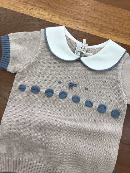 Completo Baby Lord in filo due pezzi tortora e avio con passanastro e fiocco ricamato mezza manica gambina corta