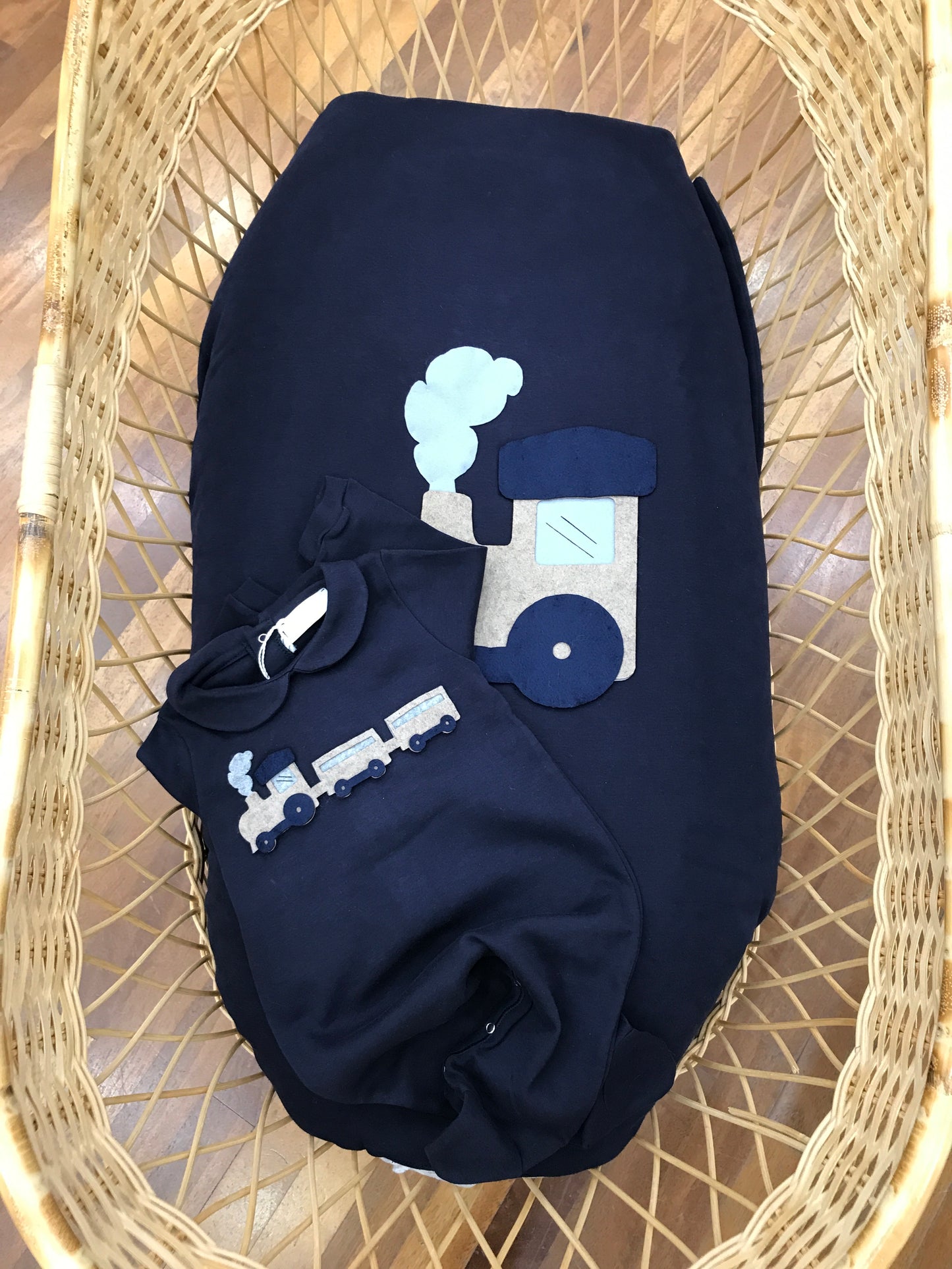 Coordinato nascita Story Loris in caldo cotone blu scuro con applicazione di trenino centrale