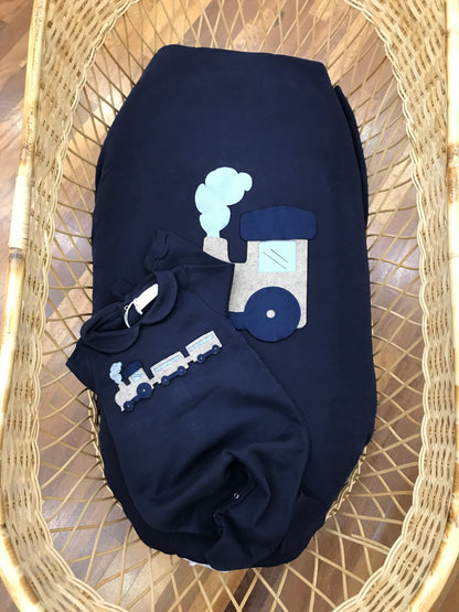 Coordinato nascita Story Loris in caldo cotone blu scuro con applicazione di trenino centrale