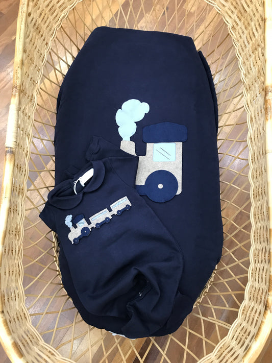 Coordinato nascita Story Loris in caldo cotone blu scuro con applicazione di trenino centrale