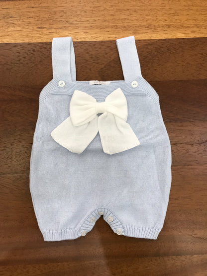 Salopette Baby Lord in filo celeste con bretelle con fiocco bianco centrale
