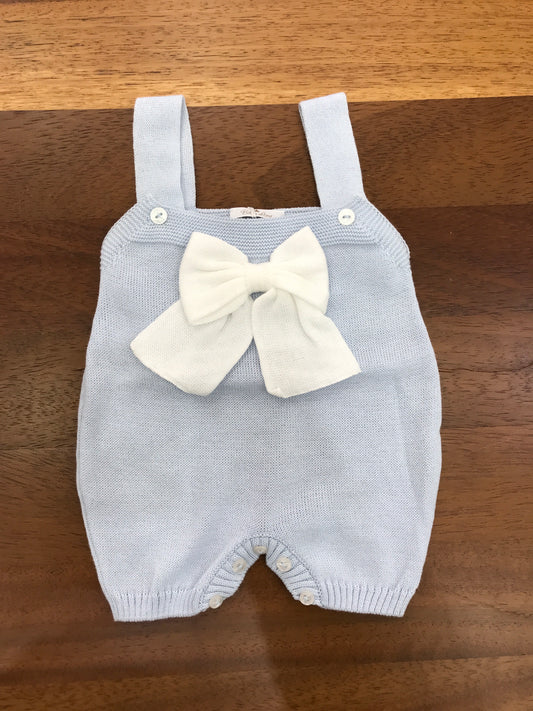 Salopette Baby Lord in filo celeste con bretelle con fiocco bianco centrale