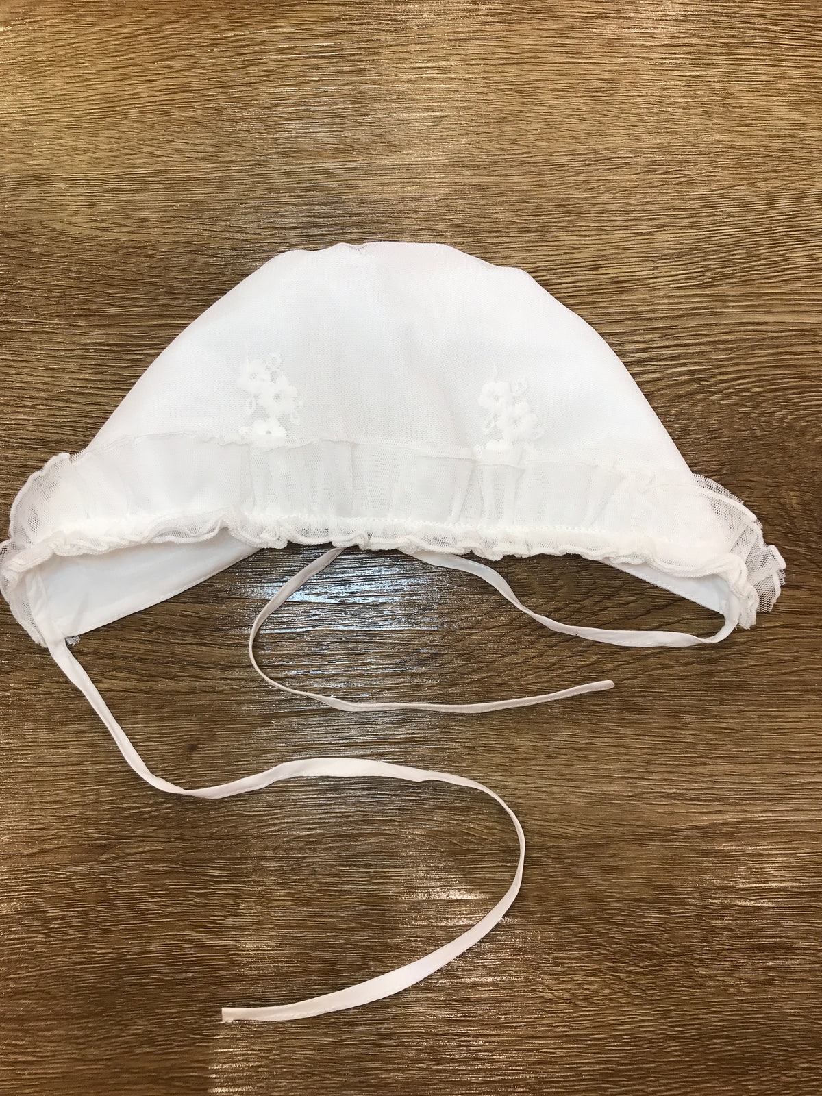 Cuffia Pure panna con rusche e fiorellini ricamati a mano con laccio sotto collo