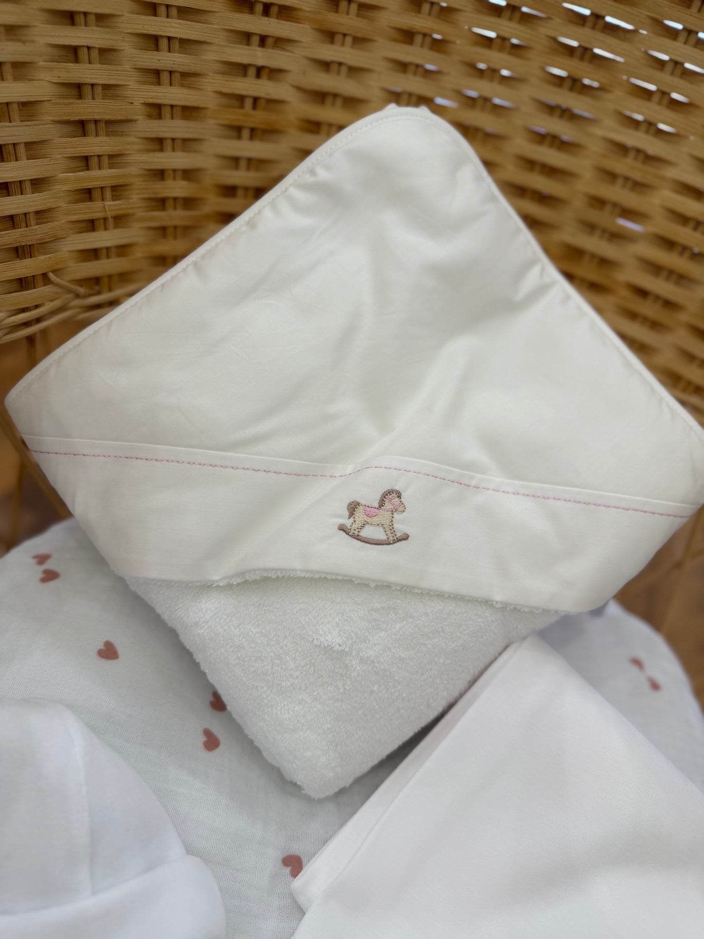 Coordinato nascita Baby Gi in ciniglia con ricami rosa e cavallo a dondolo