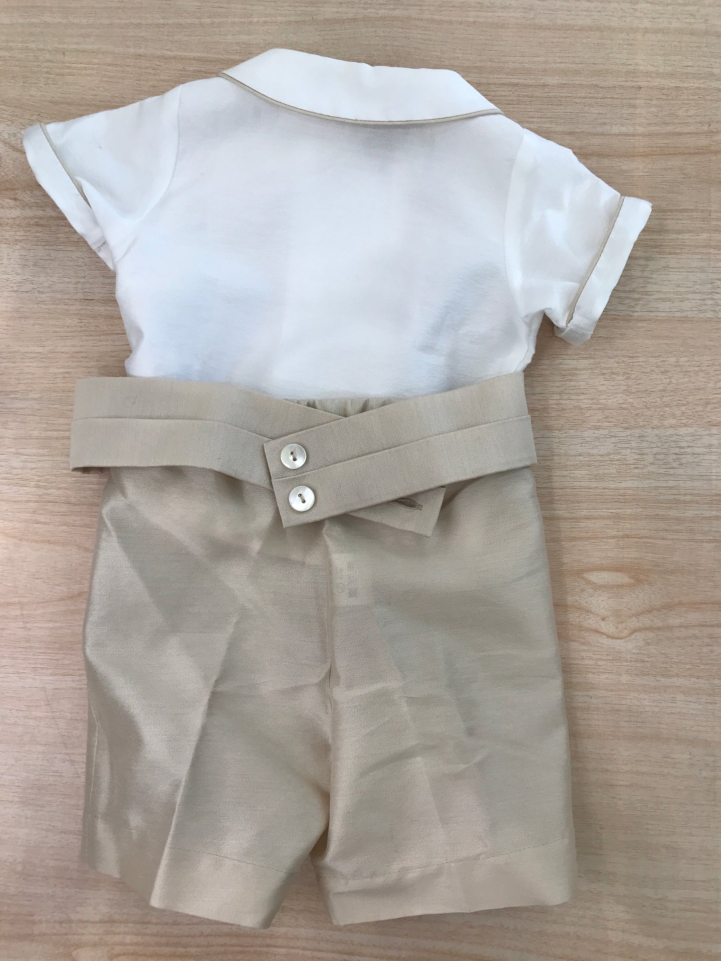 Completo Crochette in cotone camicia mezza manica con bottoncini sul davanti con pantalone all'inglese con fascia di pieghe sul davanti