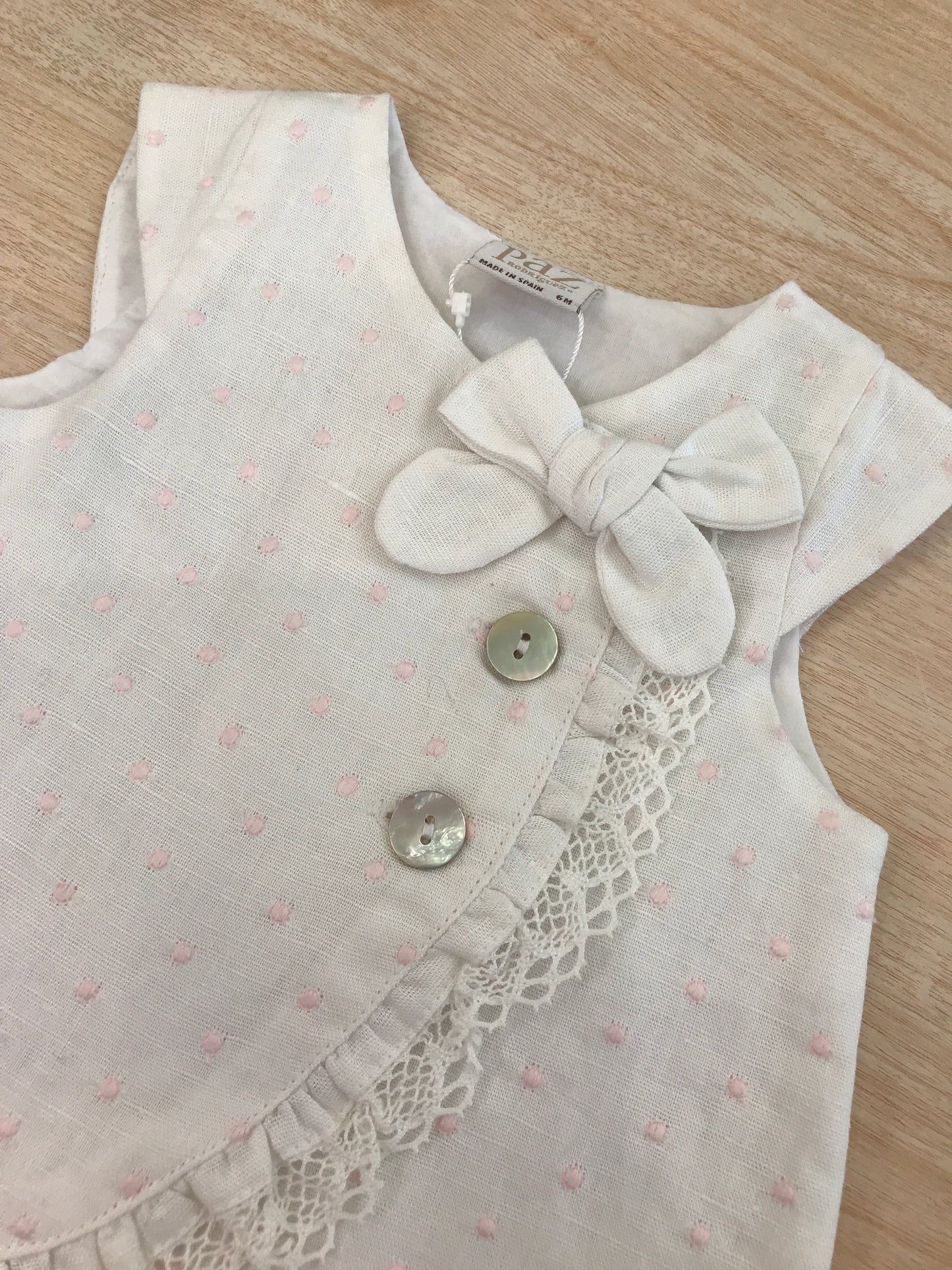 Abito Paz Rodriguez in cotone smanicato con pois rosa con rusche e bottoni trasversali con fiocco