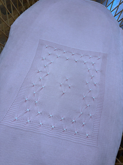 Coperta Baby Lord in filo rosa con lavorazione di punto smock bianco sul davanti