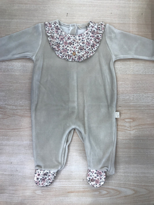 Tutina Baby Gi in ciniglia tortora intera con colletto effetto bavetta floreale e dettagli anche sui piedini