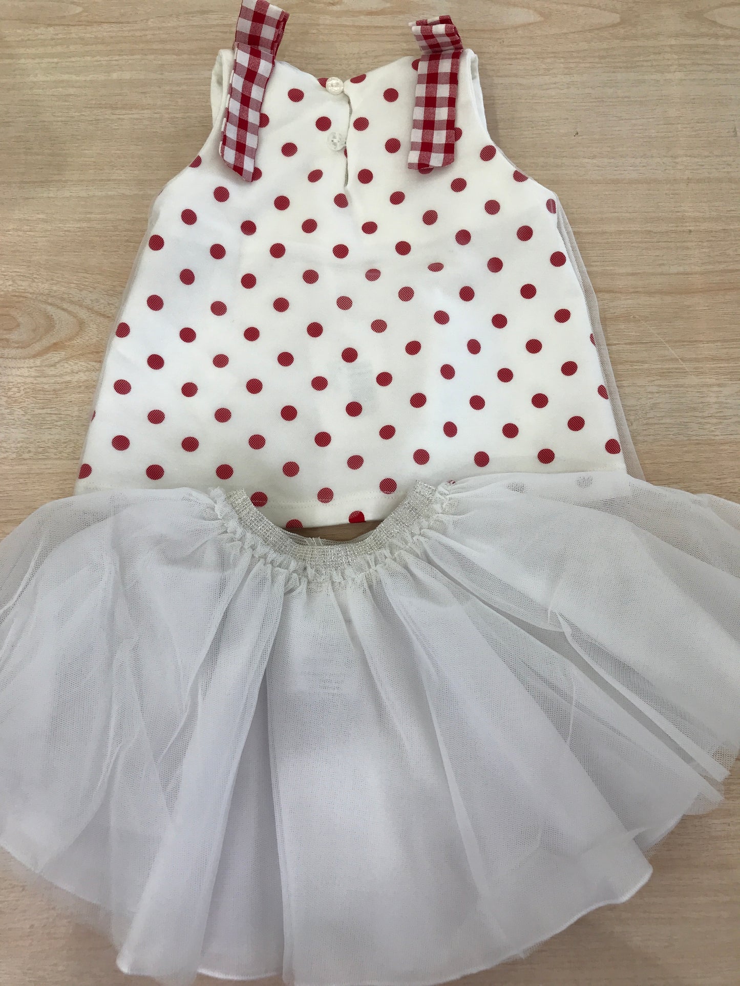 Completo Nanan gonna in tulle con fiori con t-shirt smanicata con pois rossi e fiocchi sulle spalline