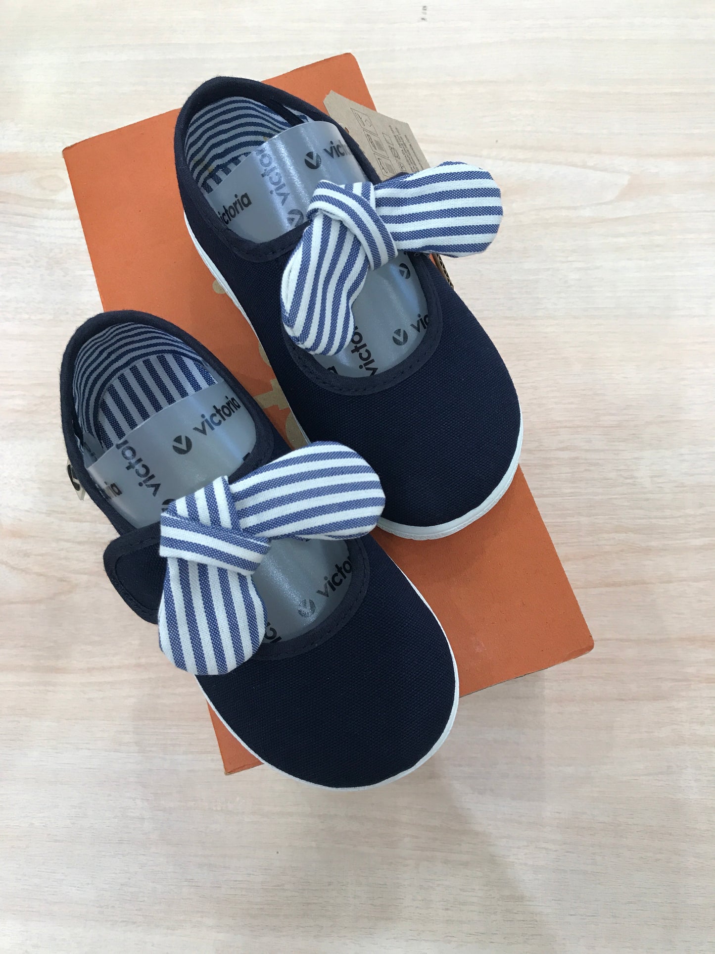 Scarpa Victoria in tela blu scuro con strappo e fiocco a righe bianche e blu