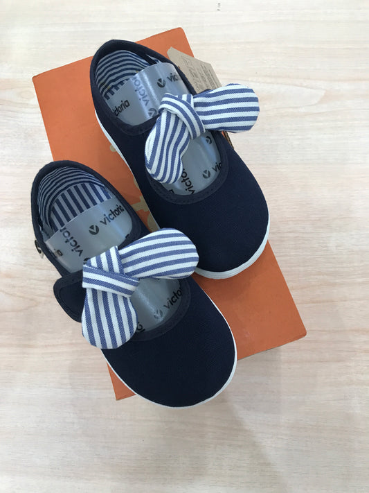 Scarpa Victoria in tela blu scuro con strappo e fiocco a righe bianche e blu