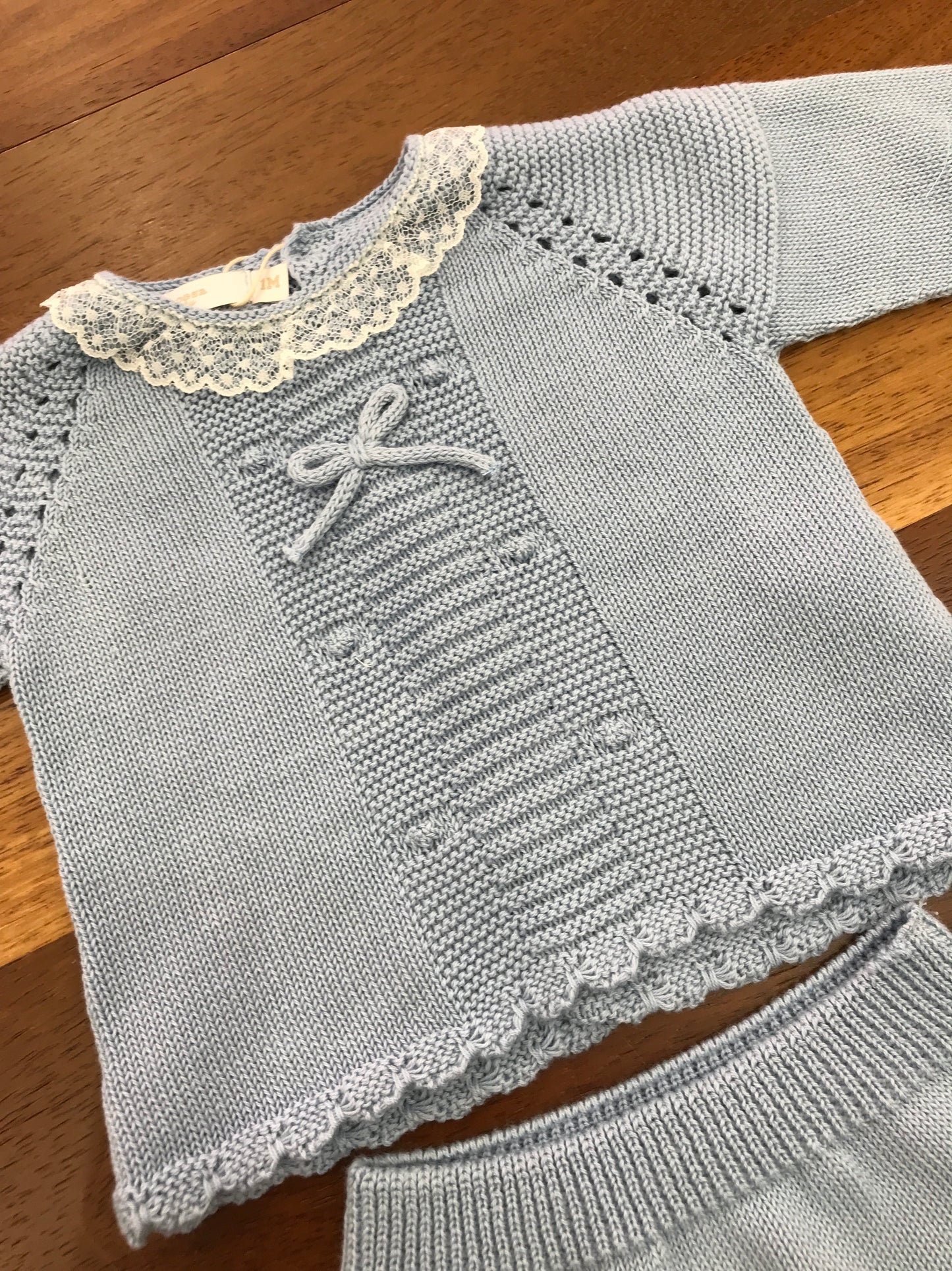 Completo PCS in filo celeste due pezzi con lavorazione sul davanti e valancienne applicato al colletto