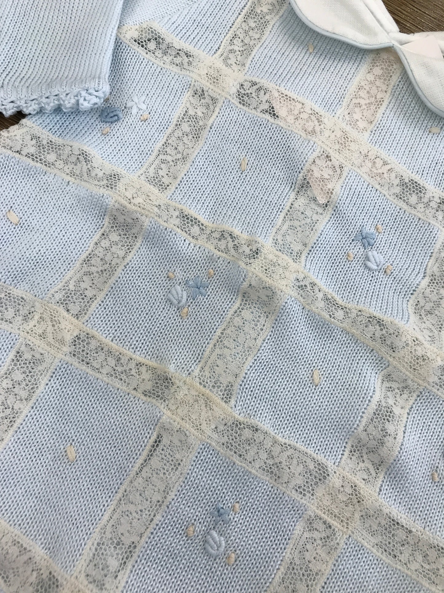 Tutina Ladia in filo di cotone celeste con applicazione di valancienne fiori ricamati e colletto in lino