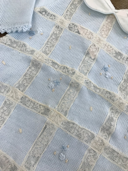 Tutina Ladia in filo di cotone celeste con applicazione di valancienne fiori ricamati e colletto in lino