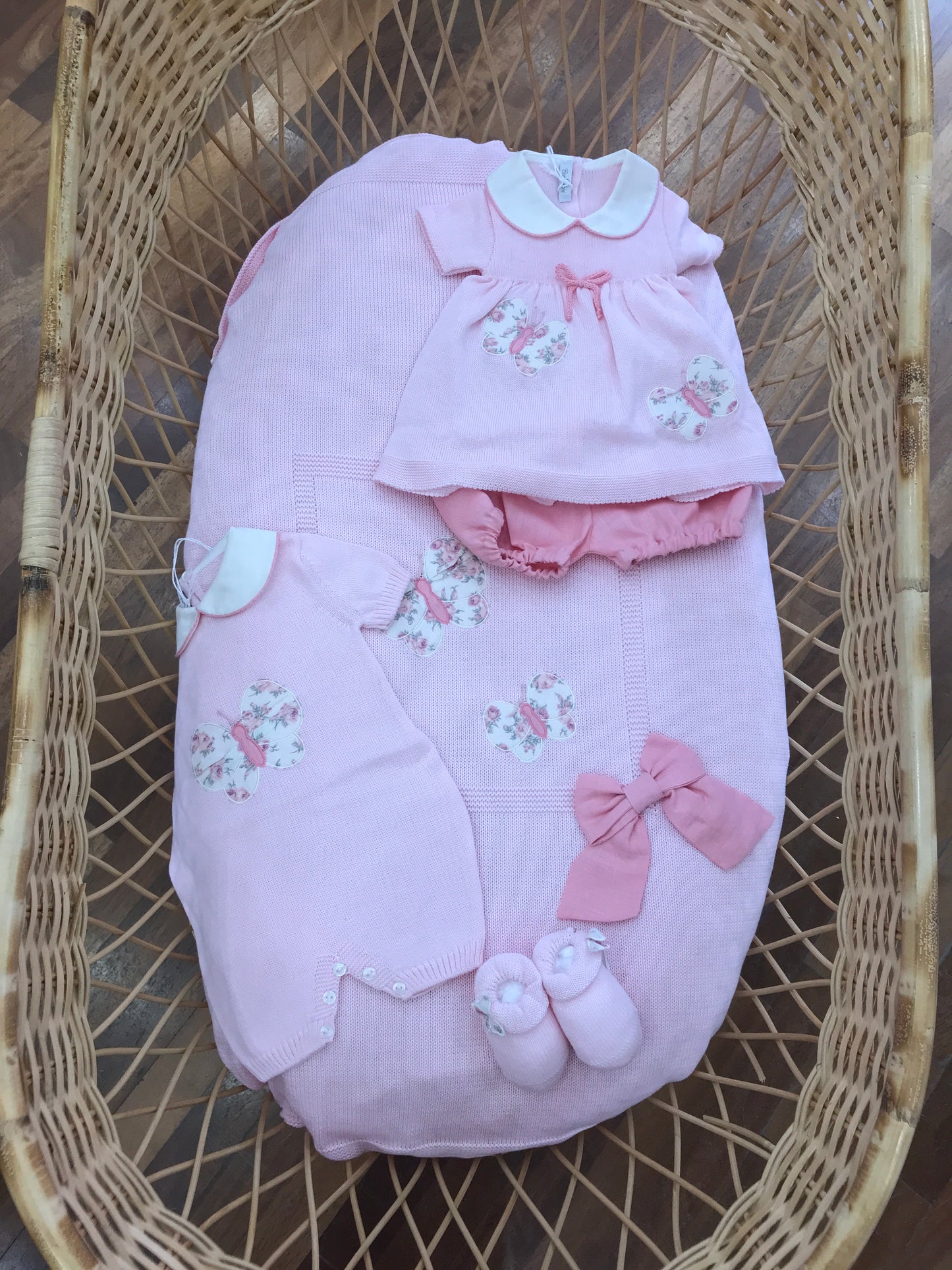 Coordinato nascita Baby Lord in filo rosa con fiocchi e farfalle floreali