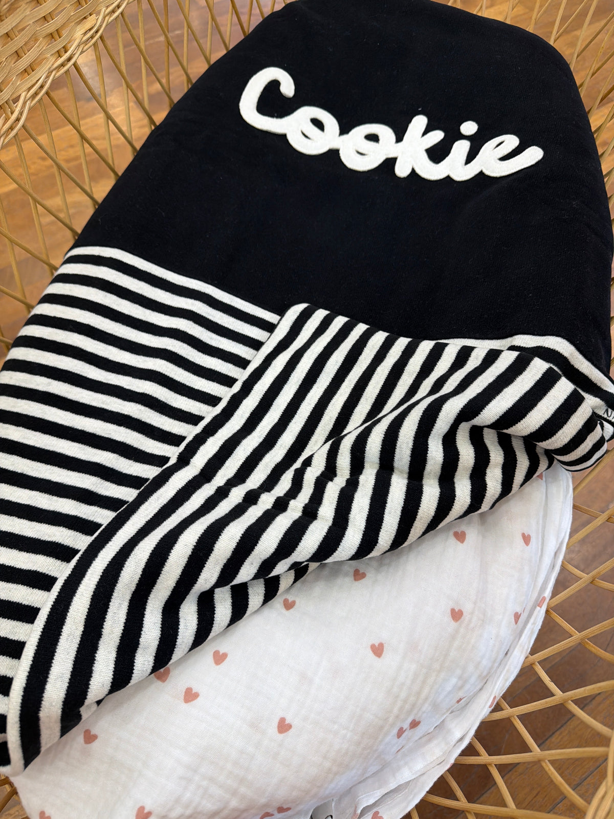 Coperta Nanan in caldo cotone a righe bianche e nere con scritta centrale "Cookie"