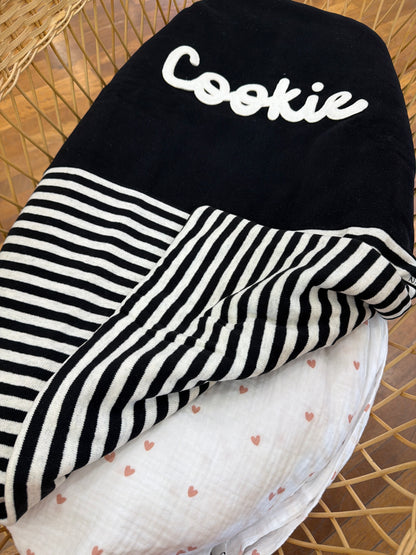 Coperta Nanan in caldo cotone a righe bianche e nere con scritta centrale "Cookie"