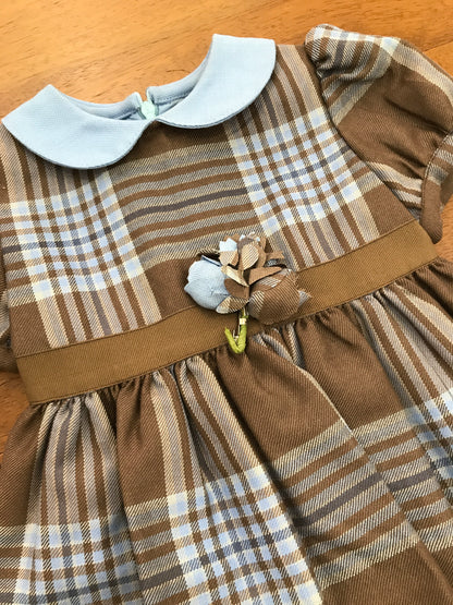 Abito Clo Clo scozzese marrone e celeste mezza manica collo tondo celeste fascia marrone in vita con fiori fiocco e zip sul retro