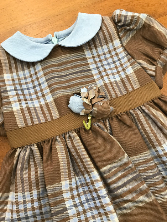 Abito Clo Clo scozzese marrone e celeste mezza manica collo tondo celeste fascia marrone in vita con fiori fiocco e zip sul retro