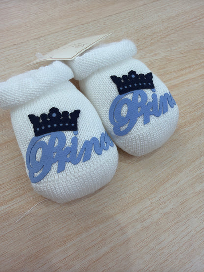 Babbucce Story Loris in filo bianco con corona blu scuro e scritta celeste "Prince"