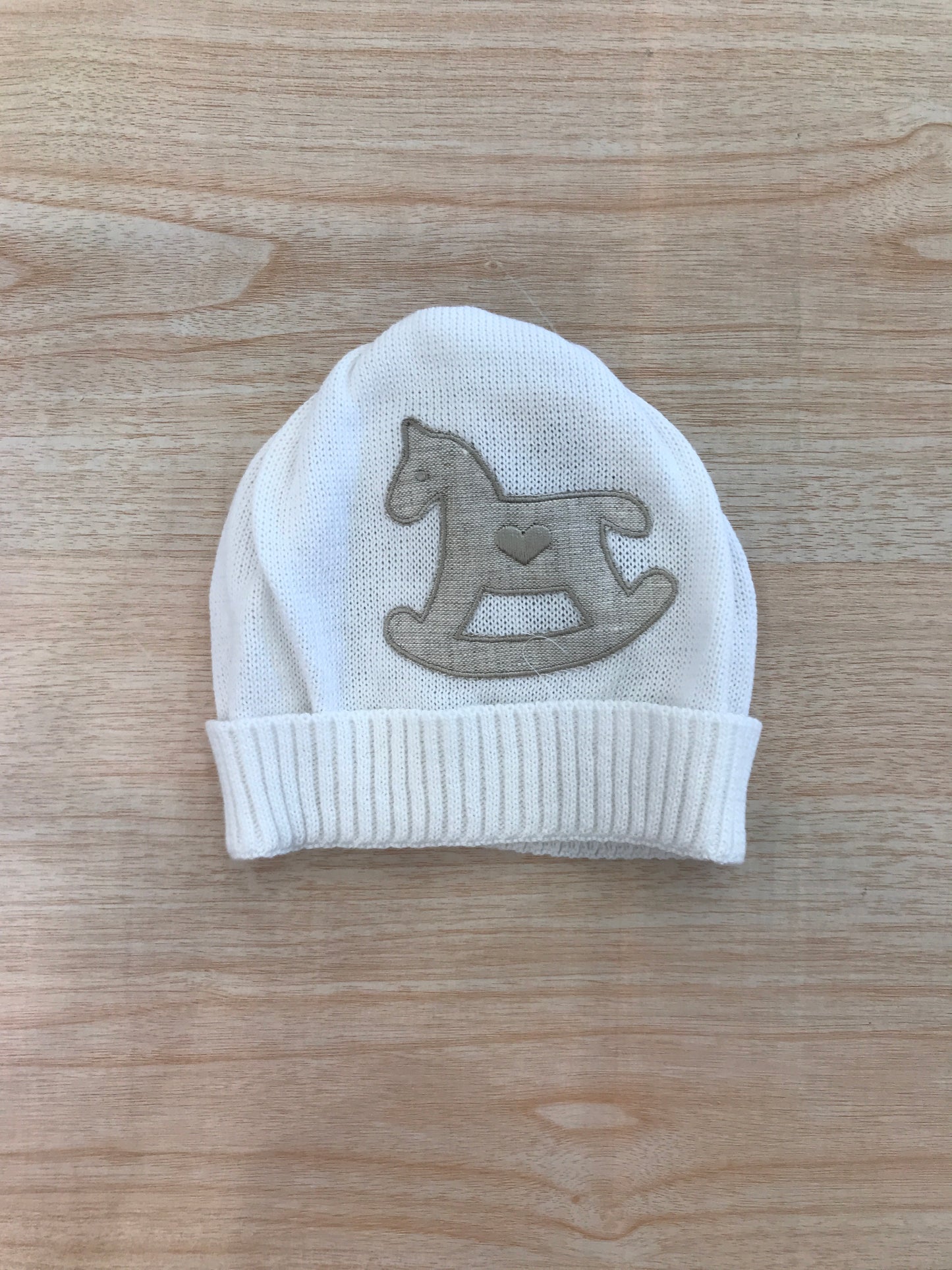 Cappello Baby Lord in filo bianco con cavallo a dondolo tortora