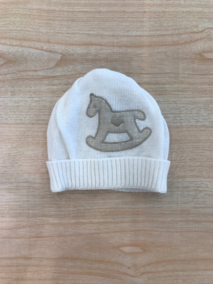 Cappello Baby Lord in filo bianco con cavallo a dondolo tortora