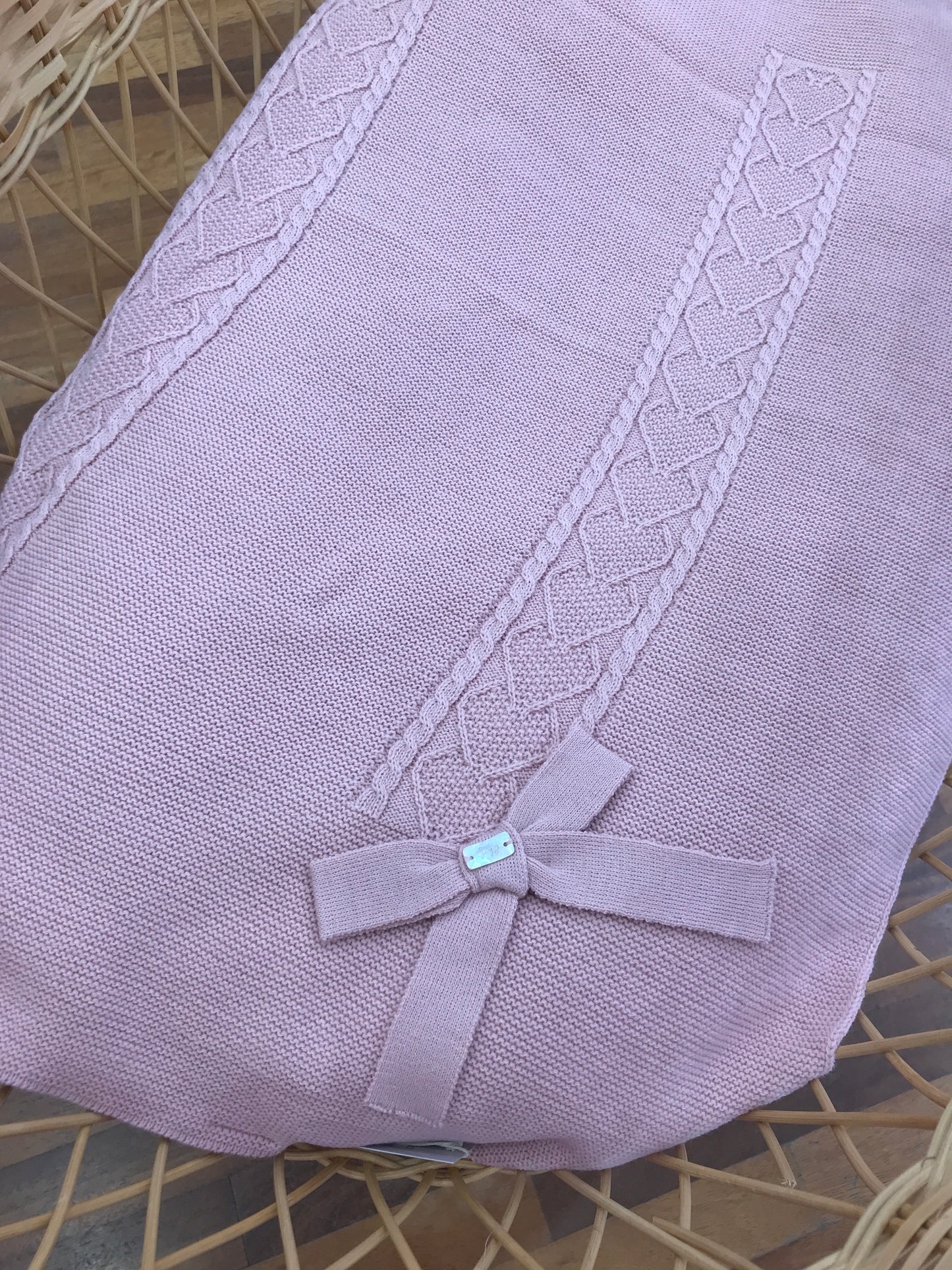 Coperta PCS con lavorazione centrale di trecce e cuori ricamati con fiocco laterale