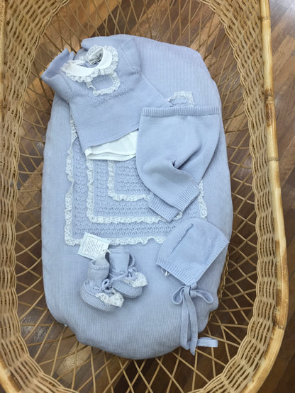 Coordinato Piccola Giuggiola nascita neonato in lana con pizzo  con lavorazione a quadri sulla coperta e tutina con effetto camicia e pizzo ricamato anche sul colletto