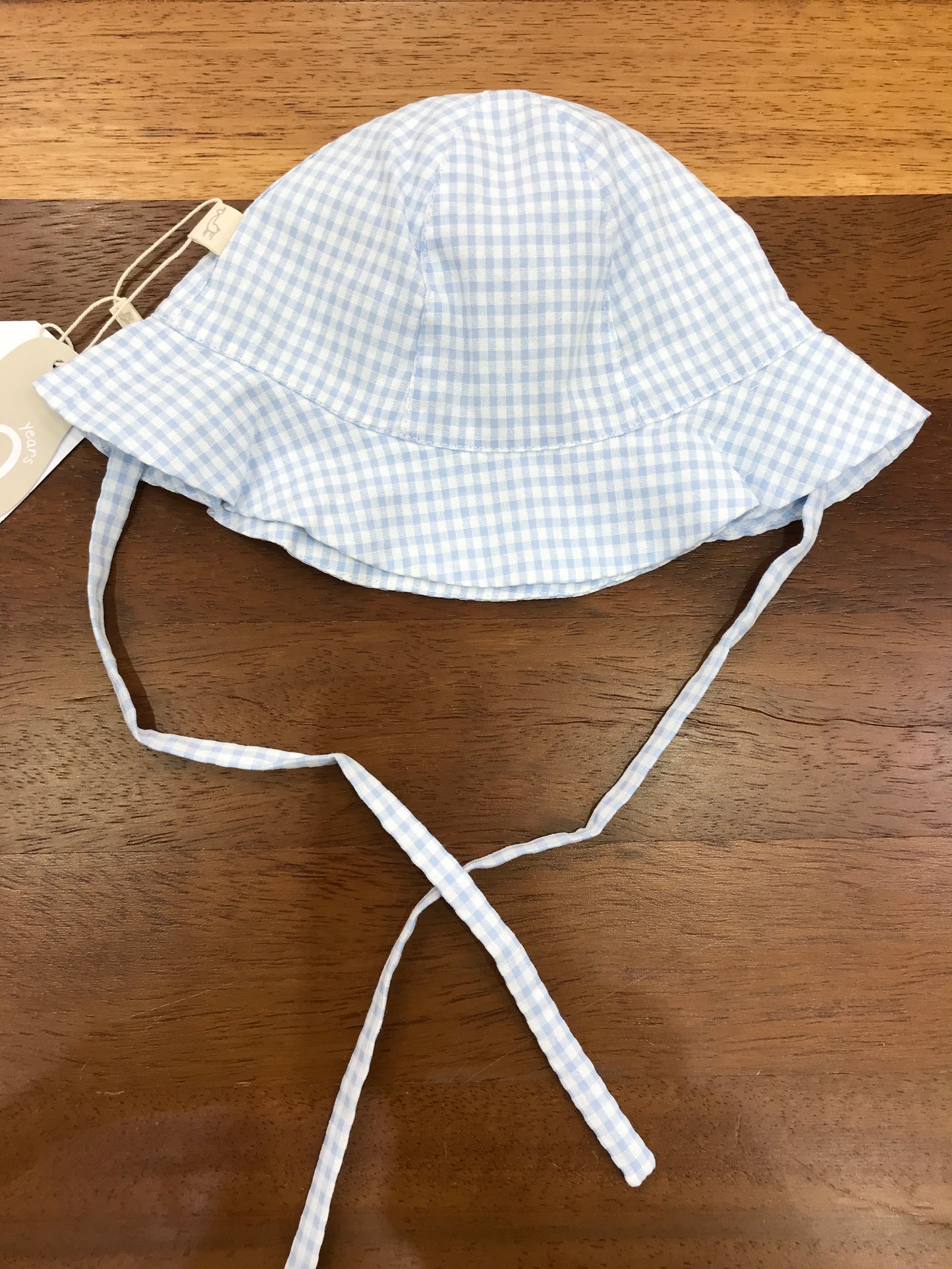 Cappello Baby Gi in cotone a quadretti bianchi e celesti  con lacci per fiocchetto