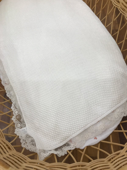 Coperta Martin Aranda in filo panna lavorata a maglia con organza e pizzo al bordo