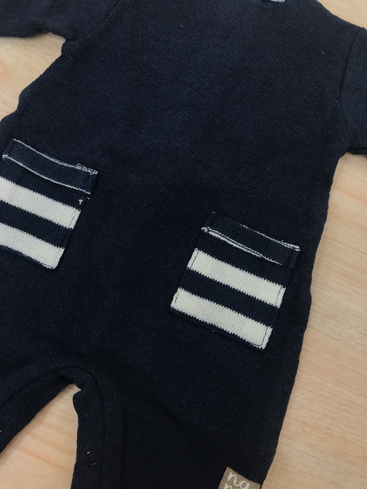 Tutina Nanan in filo di cotone blu scuro priva di colletto con tasche a righe sul davanti