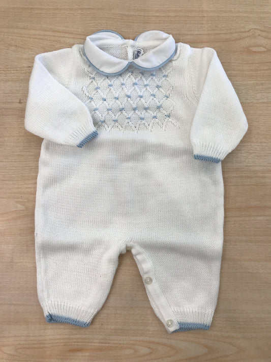 Tutina Bebè di Almy in filo bianco con rifiniture celesti con lavorazione id punto smock sul corpetto