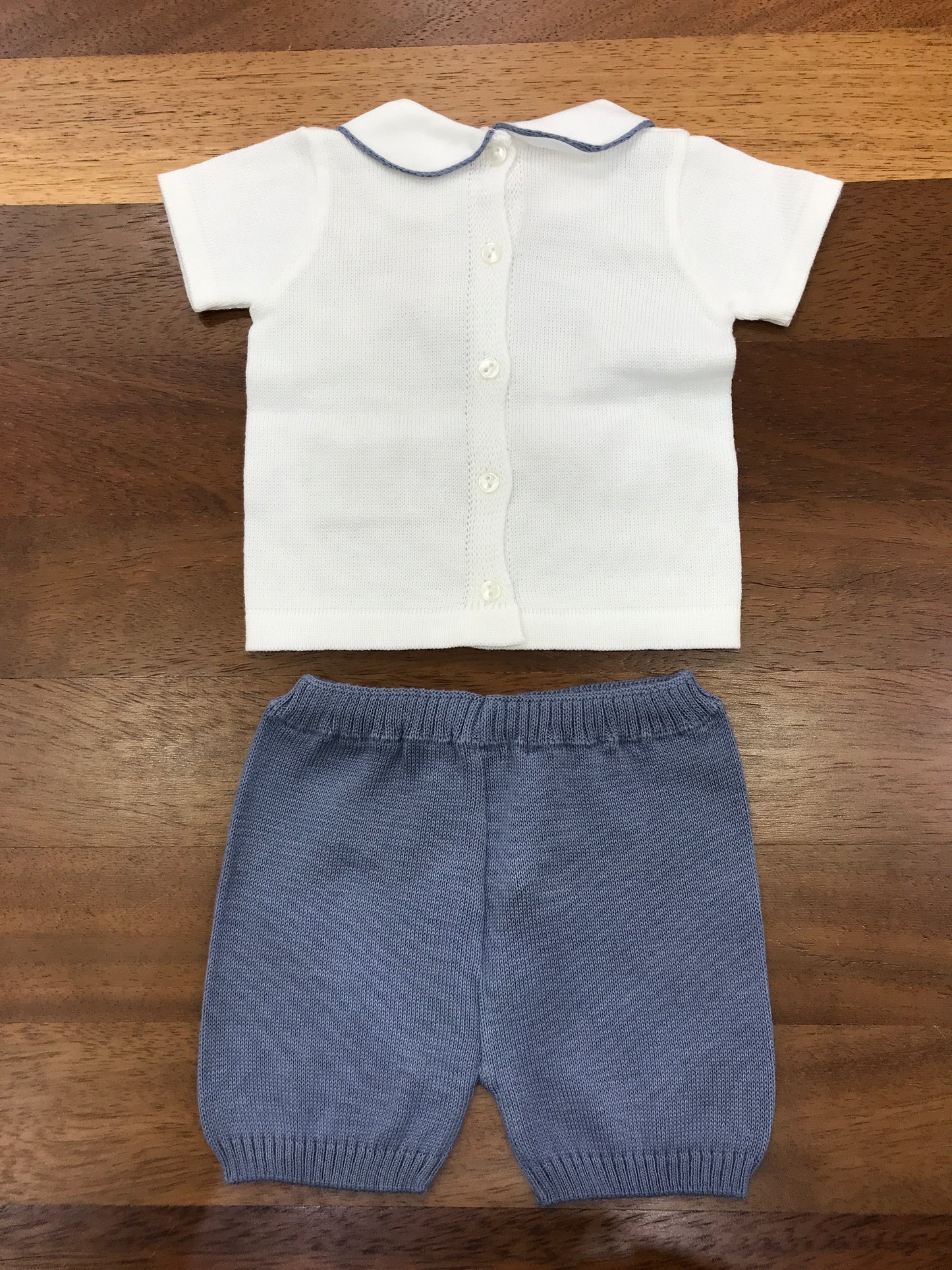 Completo Baby Lord in filo bianco e avio mezza manica collo tondo bianco con tasca a righe laterale pantalone corto avio