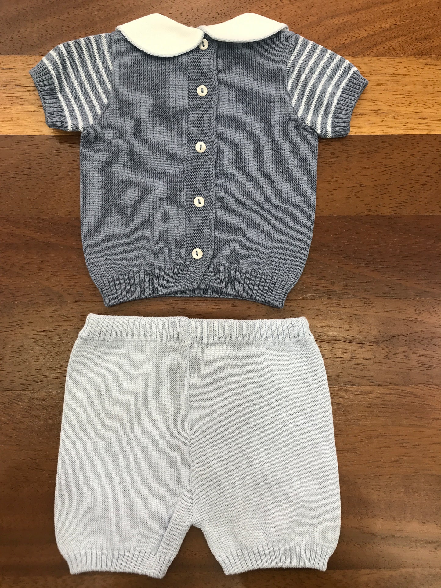 Completo Baby Lord in filo due pezzi mezza manica collo tondo nuvole sul davanti celesti pantalone corto celeste