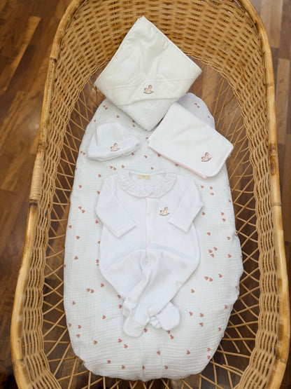 Coordinato nascita Baby Gi in ciniglia con ricami rosa e cavallo a dondolo