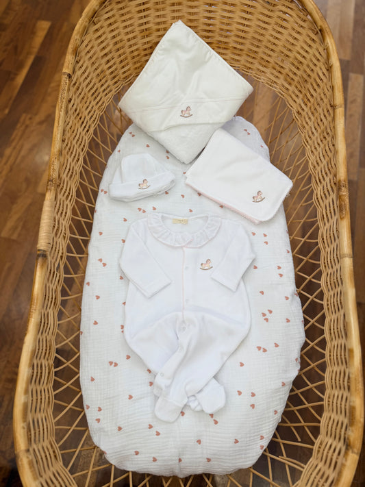 Coordinato nascita Baby Gi in ciniglia con ricami rosa e cavallo a dondolo