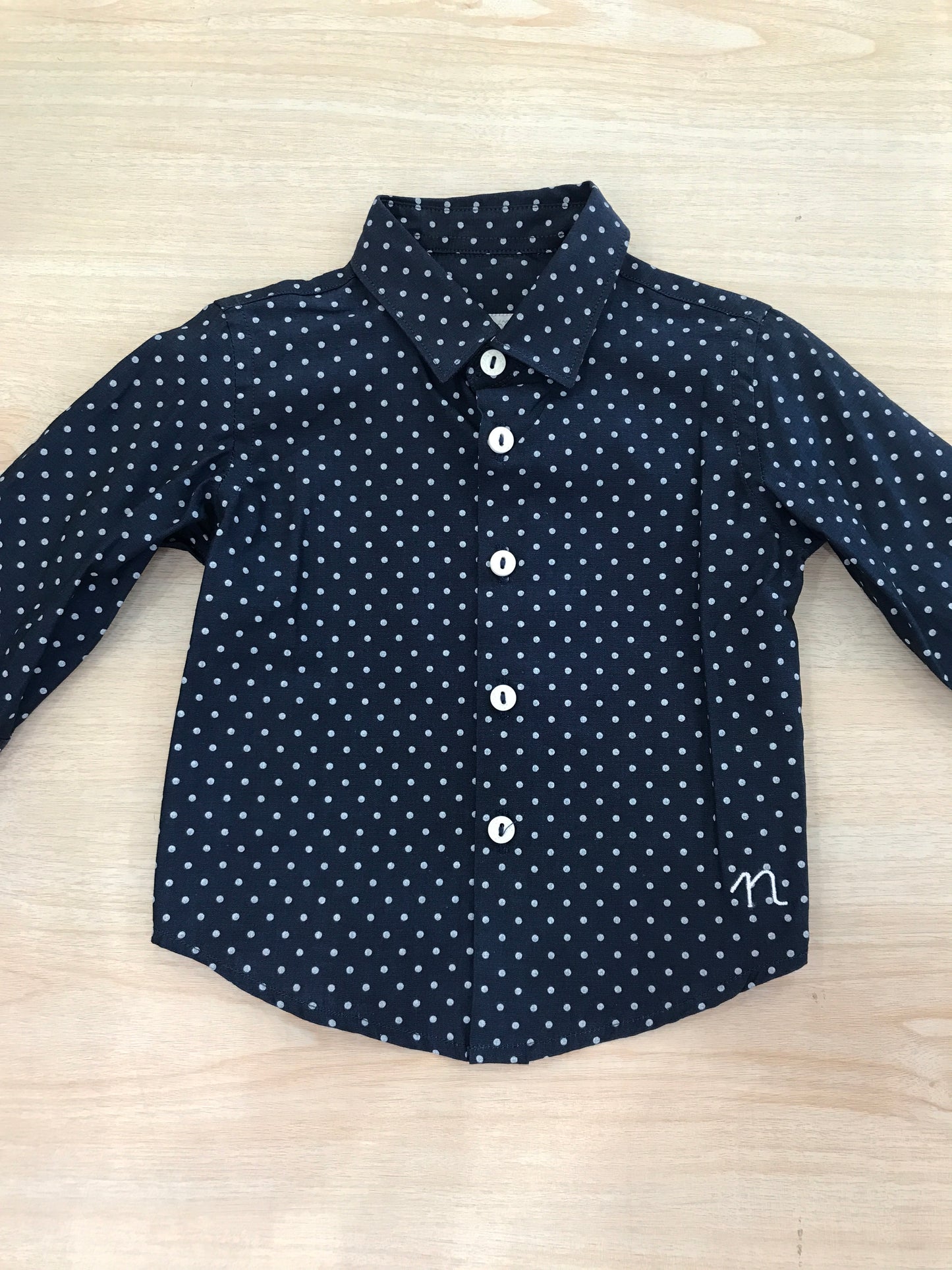 Camicia Nanan manica lunga blu scuro con pois bianchi e bottoncini sul davanti